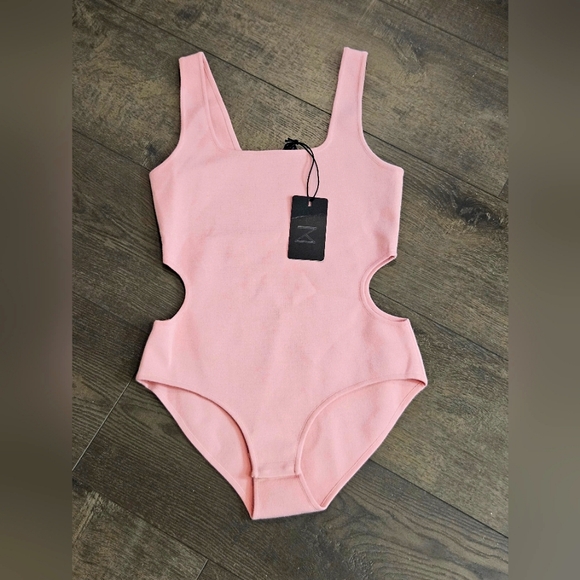 Zeynep Arcay - Picture 1 of 6